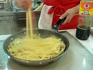セロリときのこのペペロンチーノ(2人分)