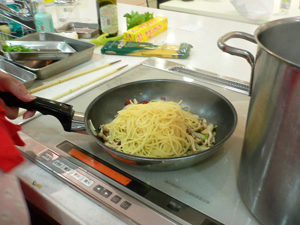 セロリときのこのペペロンチーノ(2人分)